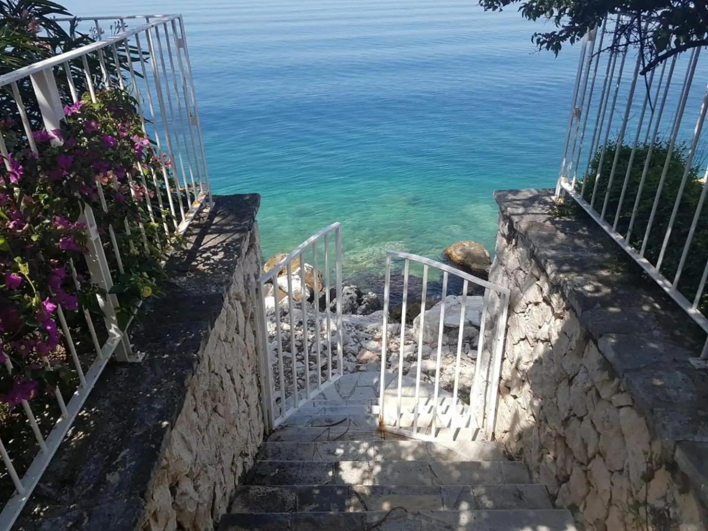 Aphrodite Direct Access To Beach * Saranda